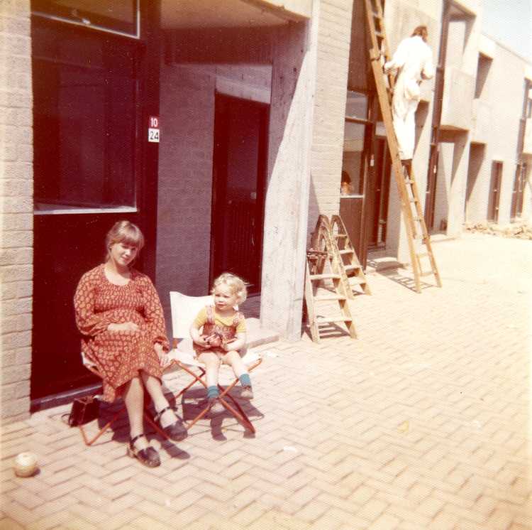 Thea Laffra met haar eerste kind en in verwachting van haar tweede kind voor het nieuwe huis in de Kempenaar, 6 juni 1975
