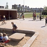 Speelplaats bij een school aan de Grienderwaard, 1973
