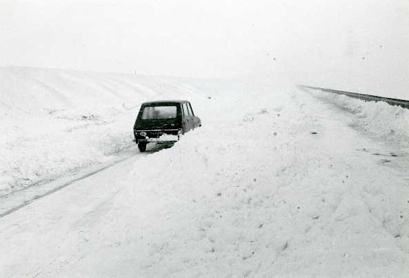 Opgeworpen sneeuwwallen op de Houtribdijk, 26 januari 1979