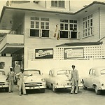 De Esso-garage in Moengo 