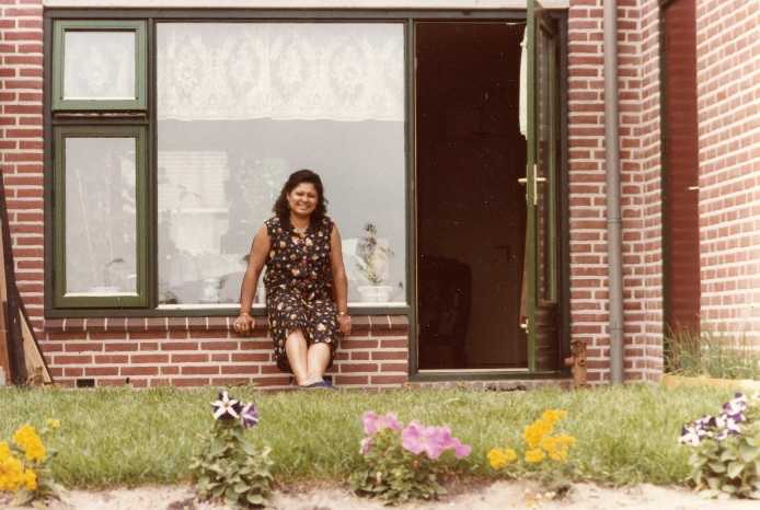 Genia Soudain voor haar nieuwe woning in de Stedenwijk
