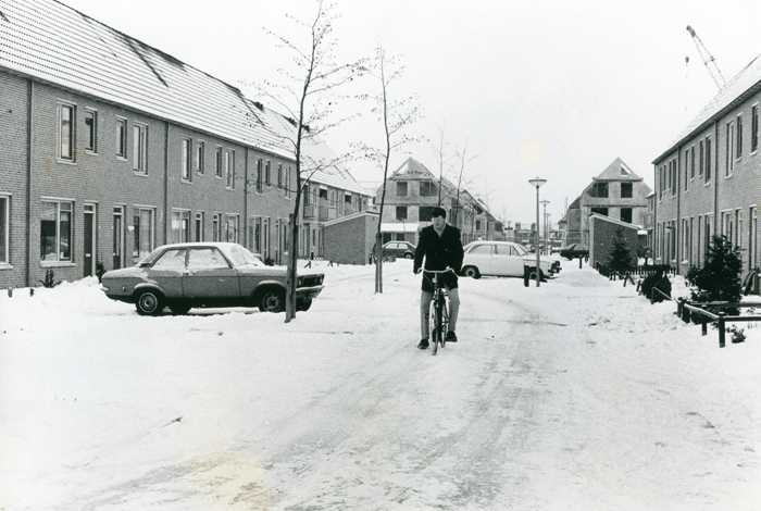Sneeuw op de weg in de Merenlaan, Waterwijk