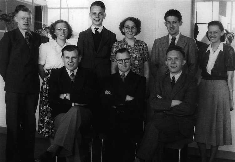 Het personeel van de Rabobank op het hoofdkantoor in Emmeloord, circa 1952