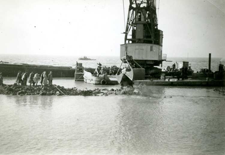 De sluiting van de Knardijk, gefotografeerd vanaf de Lely, 1954