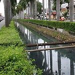 Een van de kleinere kanalen in de Kelapa Gading polder