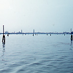 lagune met Venetië op de achtergrond