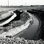 Irrigatie en afvoer kanalen in een nieuw ontgonnen gebied