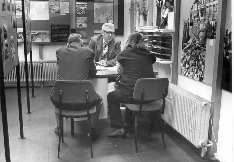 Eén van de twee informatiebureaus van de afdeling Kontakten van de Gemeentelijke Dienst Herhuisvesting in de Van Reigersbergenstraat in Amsterdam Oud-West, 2 oktober 1975