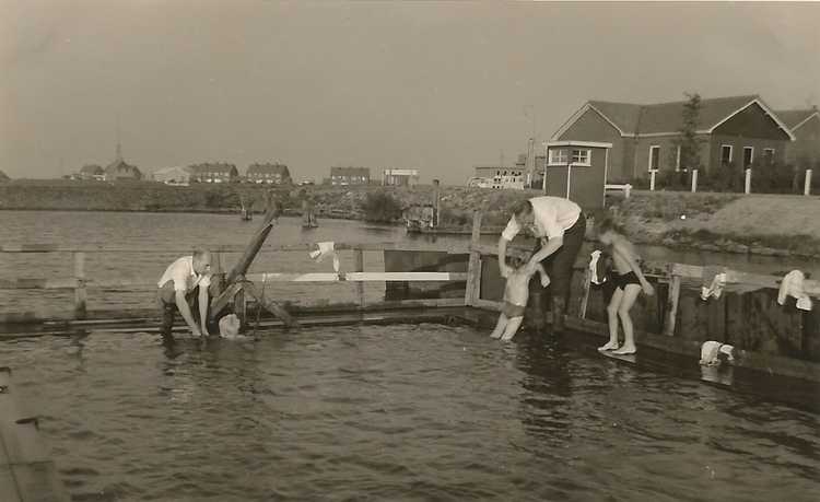 Het zwembadje op Lelystad-Haven werd opgericht door Inne Piet en Karst van der Meulen (rechts),
