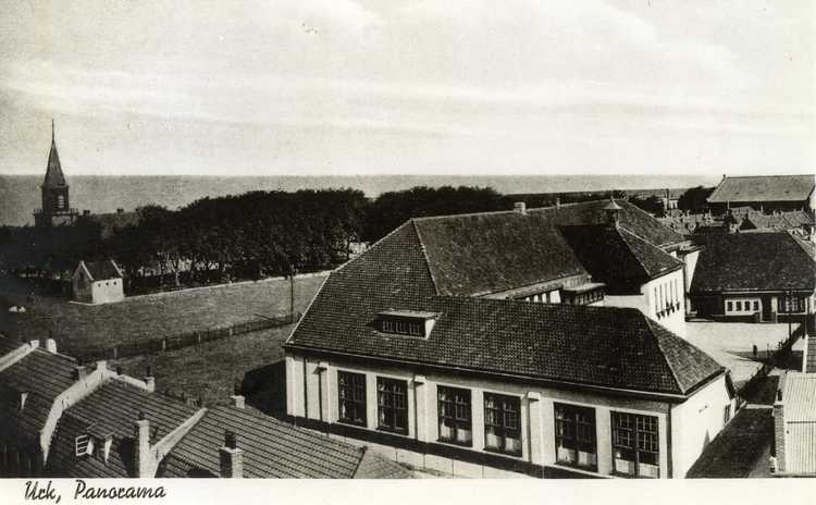 De Wilhelminaschool met rondom nog water. Links het Kerkje aan de Zee, ca. 1930