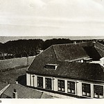 De Wilhelminaschool met rondom nog water. Links het Kerkje aan de Zee, ca. 1930