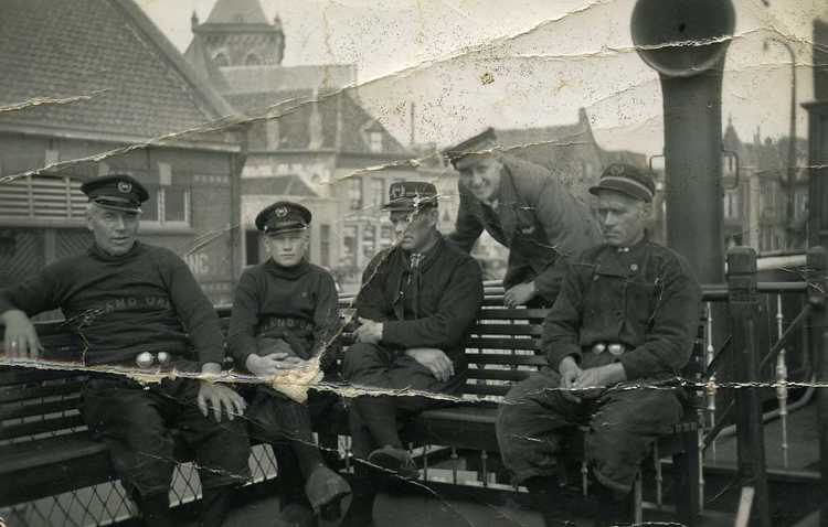 De bemanning van de bootdienst tussen Urk en Kampen, aan de IJsselkade te Kampen, 1939; collectie museum Het Oude Raadhuis te Urk.