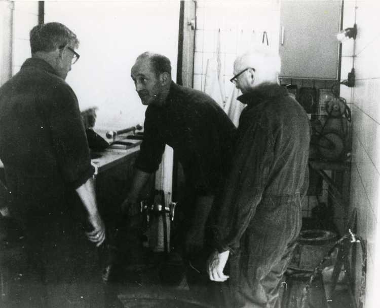 Jan Woord in zijn slagerij (man rechts), jaren vijftig; collectie museum Het Oude Raadhuis te Urk.