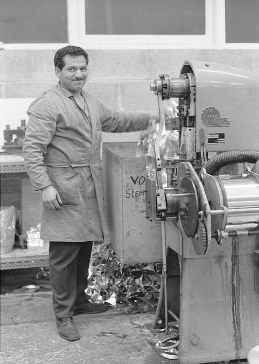 Een Marokkaanse werknemer van NV Kohal in Lelystad, 1971.