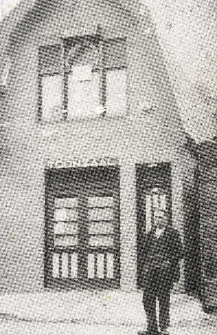 Tijmen van Eerde (TC) voor zijn winkel, jaren dertig; collectie museum Het Oude Raadhuis te Urk.