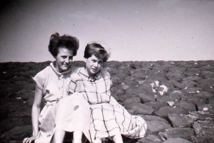 Marie van Sijtjen (Woort) en Grietje van Urk (links) op een Pinkstermaandag op de stenen bij het dammetje, jaren vijftig