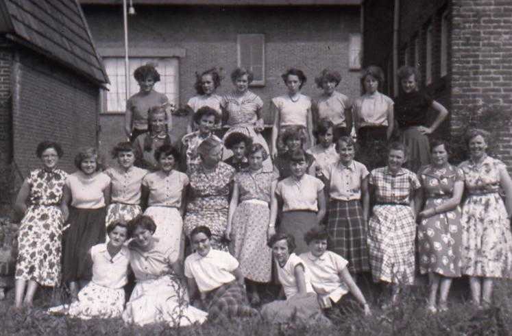 Fem met haar klasgenoten van de huishoudschool in hun zelfgemaakte jurken, circa 1953.