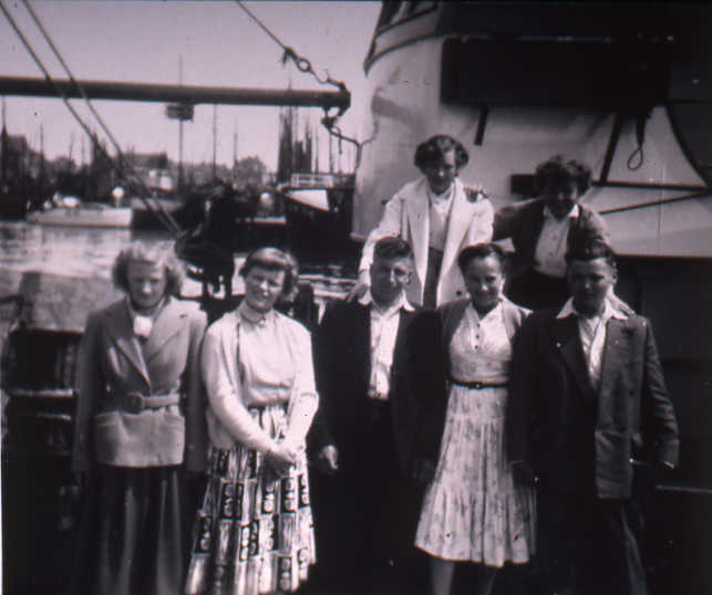 Een rondje over de haven met je moas en als je elkaar tegenkwam ging je met elkaar op de foto, circa 1953