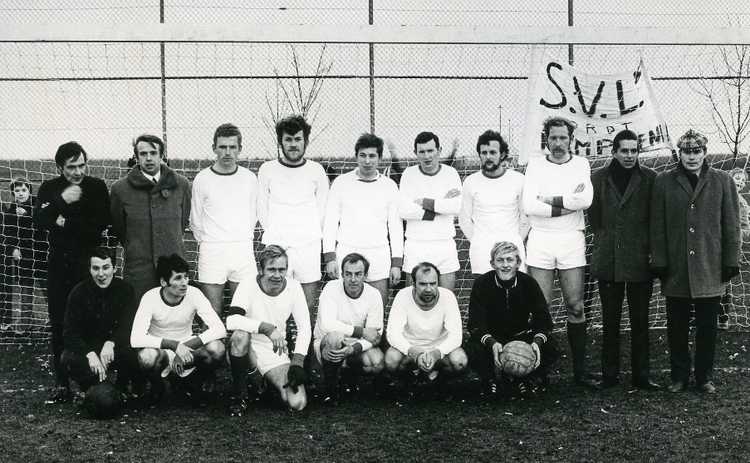 Het zaterdagelftal van SV Lelystad ’67 dat op 27 februari 1971 kampioen werd van de vierde klasse. Dit was het eerste kampioenschap dat ooit door een voetbalelftal uit Lelystad in de wacht was gesleept.