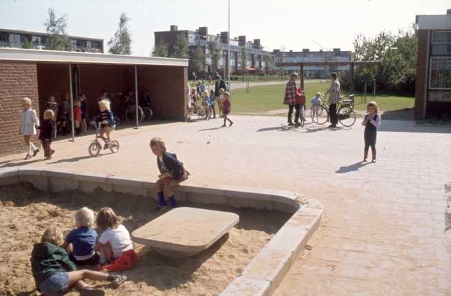 Speelplaats bij een school aan de Grienderwaard, 1973