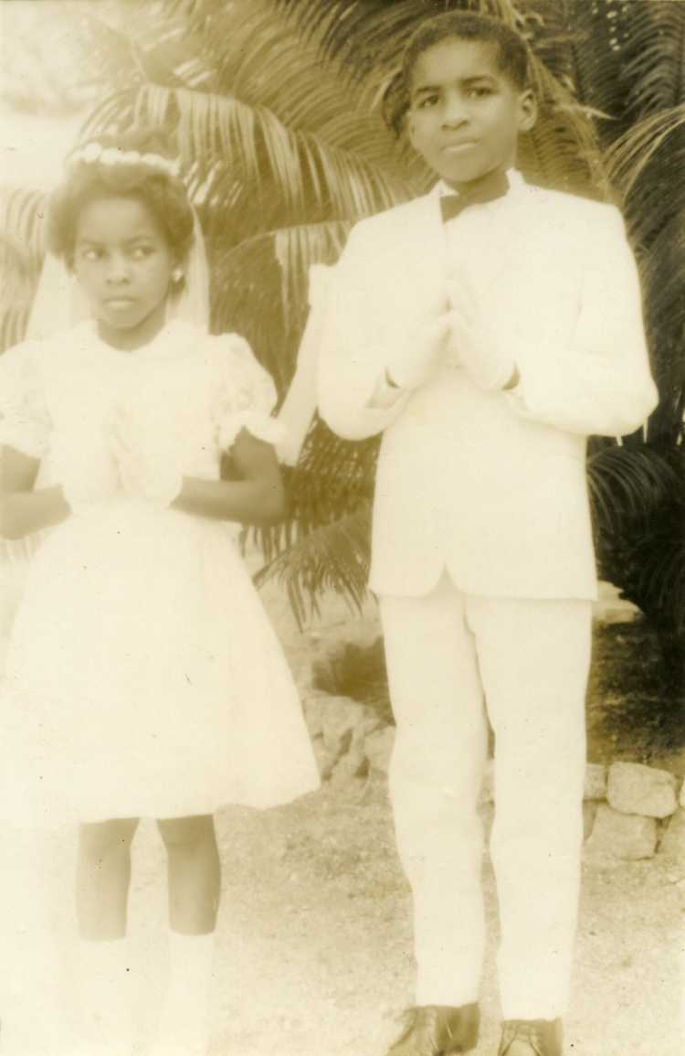 Lucia en haar broer Frank bij de eerste heilige communie, 1 mei 1966