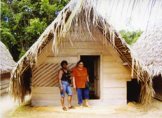 Genia Soudain (rechts) met Lucia Fer in het Surinaamse binnenland, 2006