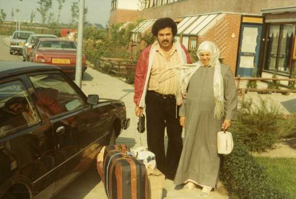 Larbi Ben Alilou krijgt bezoek van zijn moeder, 1982 