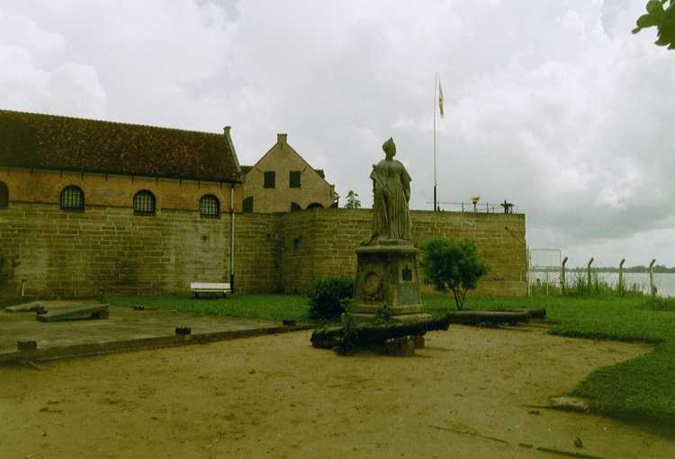 Het standbeeld van Koningin Wilhelmina bij Fort Zeelandia. 