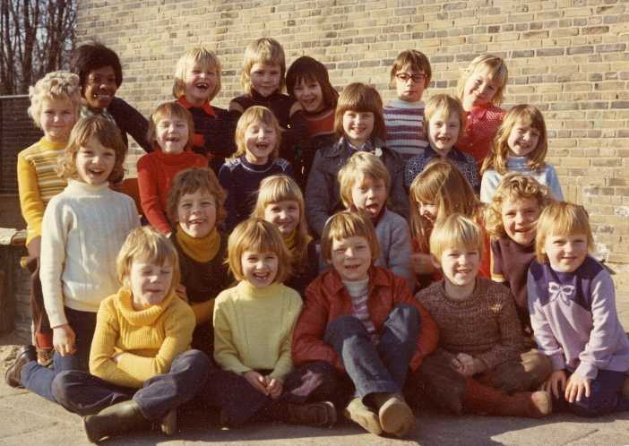 Eerste klas 1973-1974 van de openbare Havenschool in Zaandam 