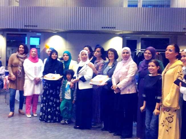 De viering van het tienjarig jubileum van Insaf in Atolplaza met Fouzia Laamraoui en Fatima Ahariz, zesde en achtste van rechts, 2013