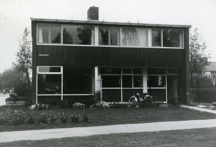 De woning van Dirk Kuik en zijn vrouw Corrie, tevens bijkantoor van de Rabobank in Creil, 1960