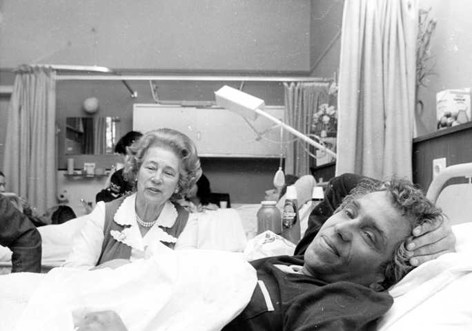 Bob Friedländer in het ziekenhuis na het ongeluk op de Afsluitdijk, 1972