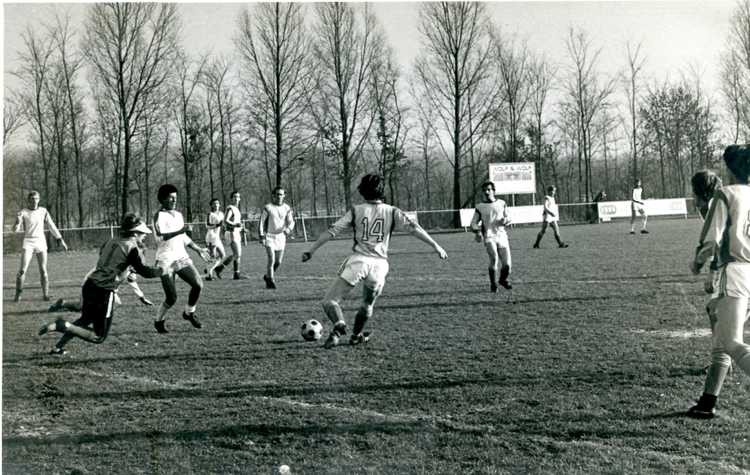 Abderazak Doufikar (rechts van de keeper) spelend voor SVL, 1977
