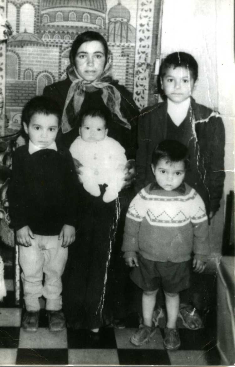 Moeder Amina en haar vier kinderen: (v.l.n.r. Moestafa, Abdoedillah, Arbendi en Mohammed)