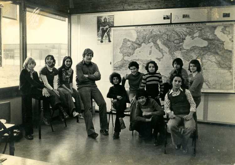 Schakelklas op de SGL, 1977. Moestafa el Mhassana (in de gestreepte trui) zat niet in de schakelklas maar werd wel voor deze foto gevraagd . De meeste kinderen in deze klas zijn van Marokkaanse afkomst