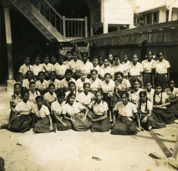 De Sint Margarethaschool aan de Gravenstraat in Paramaribo, 1959. Genia zit op de derde rij, vierde van links (bron Genia Soudain).