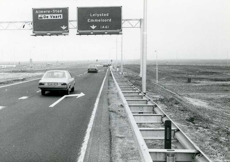 De afslag naar Lelystad in rijksweg 6 ter hoogte van de rotonde ten noorden van de Hollandse Brug, 27 december 1979