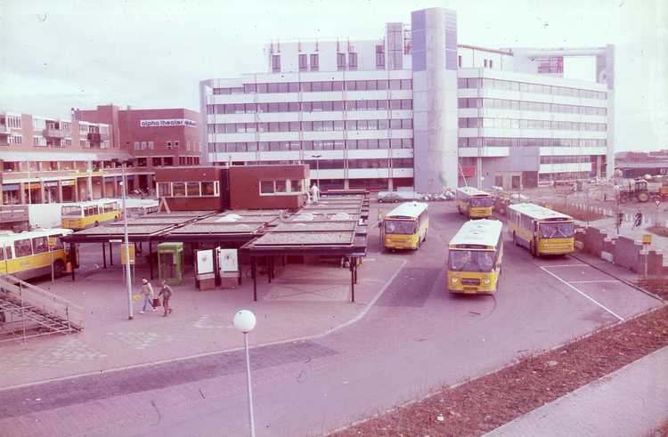 Het busstation bij het stadhuis in Lelystad, 1983