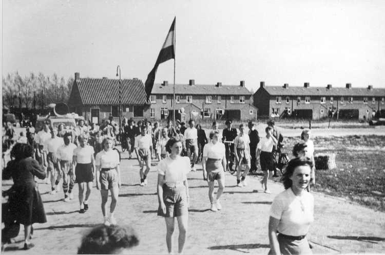 Koninginnedag 1950 in Marknesse: optocht op het marktplein