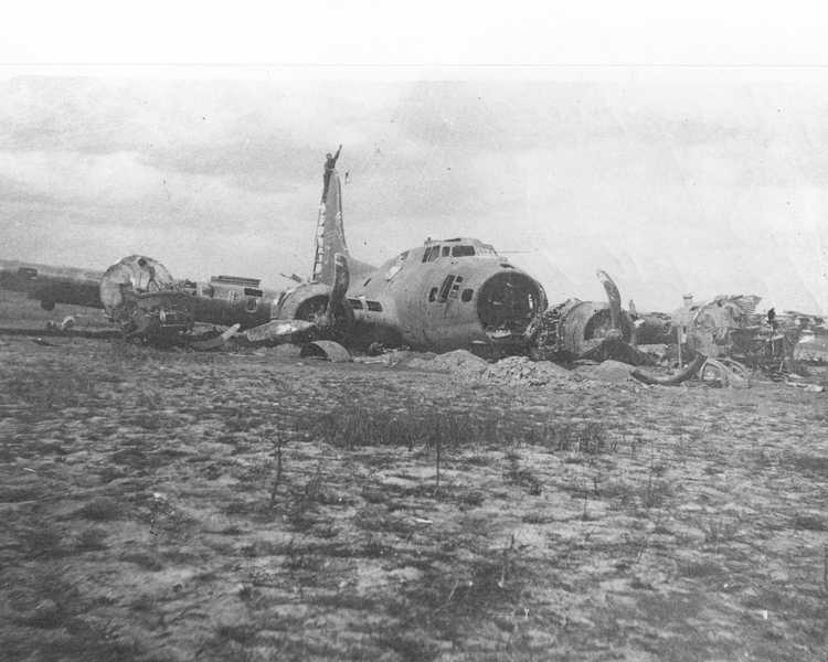 Geallieerde bommenwerper na een noodlanding nabij kamp Zuidvaart