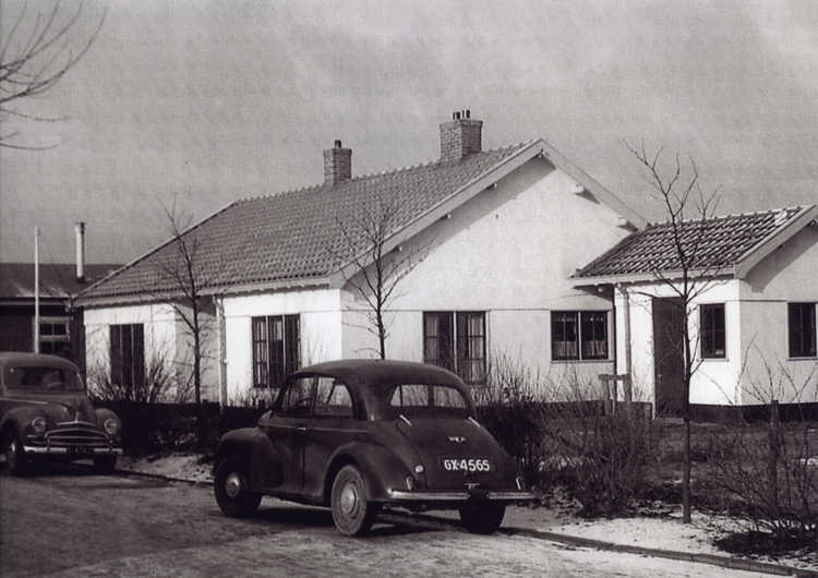 Het eerste kantoor van de Boerenleenbank WA aan de Distelstraat in Emmeloord, circa 1950