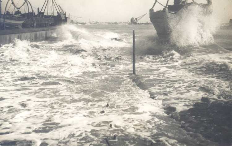 Het storten van keileem, Afsluitdijk, 1930 