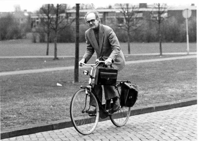 Huisarts Bekius, die op zijn fiets al heel wat kilometers heeft afgelegd, 1980 