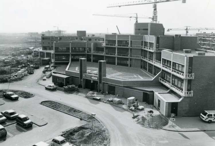 Supermarkt in aanbouw in de Gordiaan te Lelystad, oktober 1980