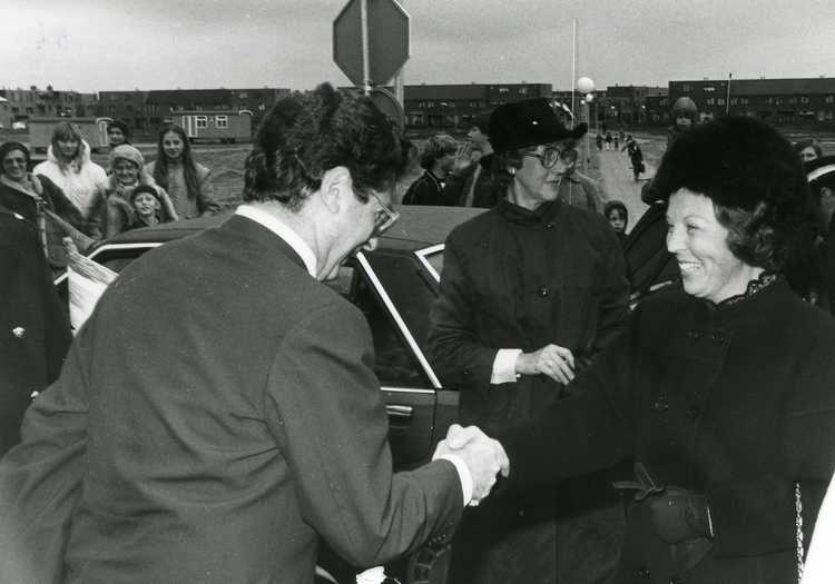 Ed van Thijn begroet koningin Beatrix bij haar werkbezoek aan Almere, 27 november 1981.