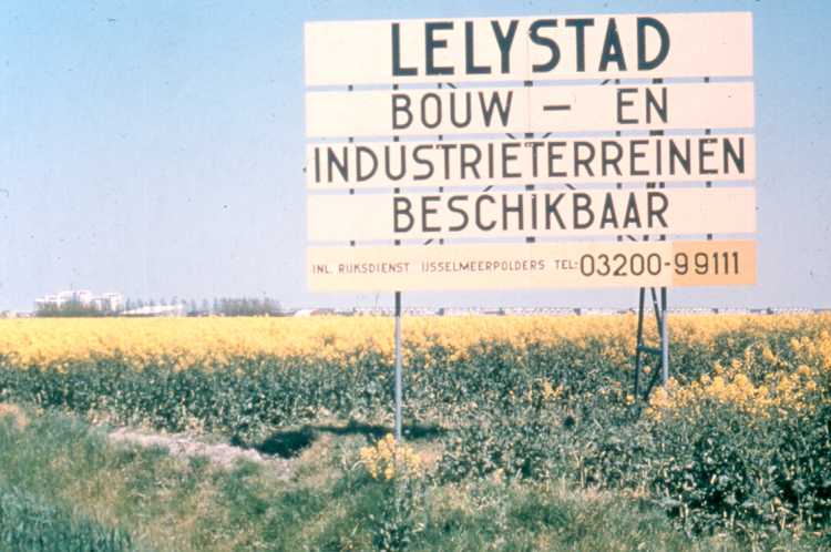 Oostelijk Flevoland, Lelystad, 18 mei 1973. Bord op kavel B 71 aan de Larserweg ten behoeve van industrievestiging (Fotocollectie RIJP; Potuyt). 