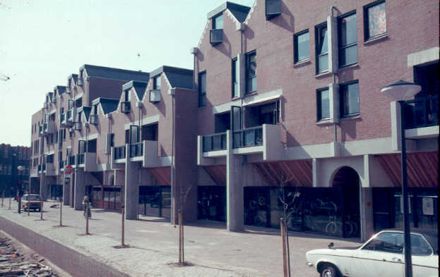 Winkels en woningen in Almere Haven, april 1979.