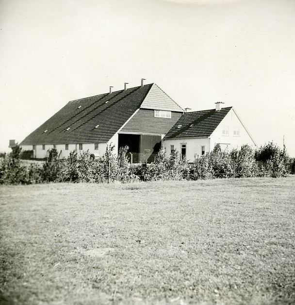 Een nieuwe boerderij aan de Schagerweg in de Wieringermeer, 1939 