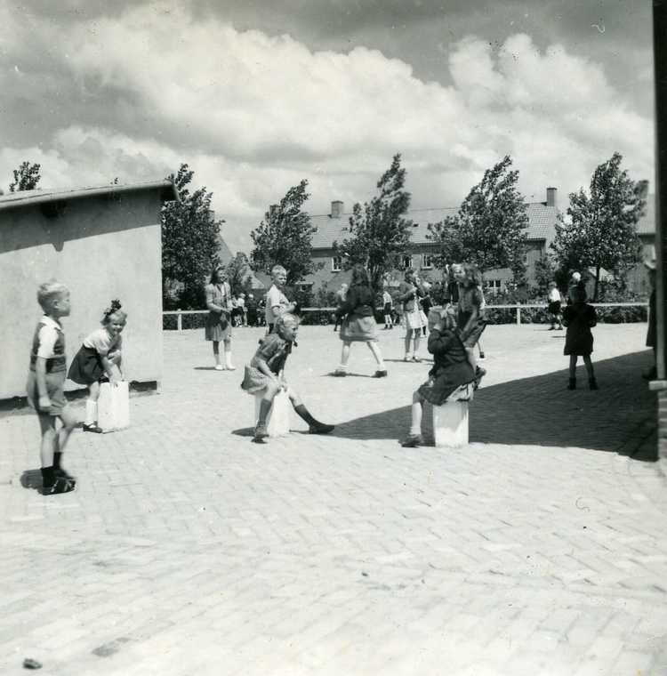 Speelplaats van de hulpschool in Emmeloord, 1949 