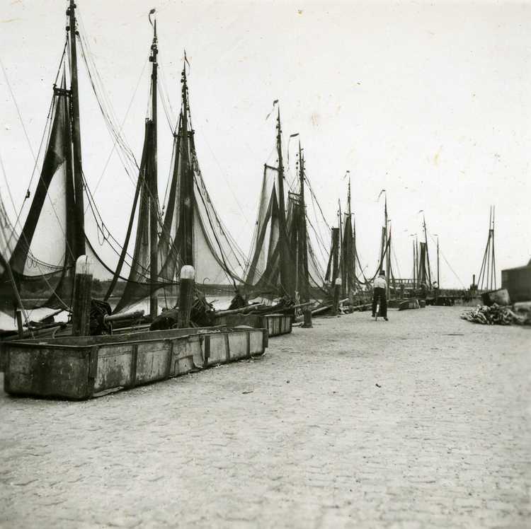 De haven van Lemmer, 1949 (Fotocollectie RIJP, J. Potuyt - 9006959).